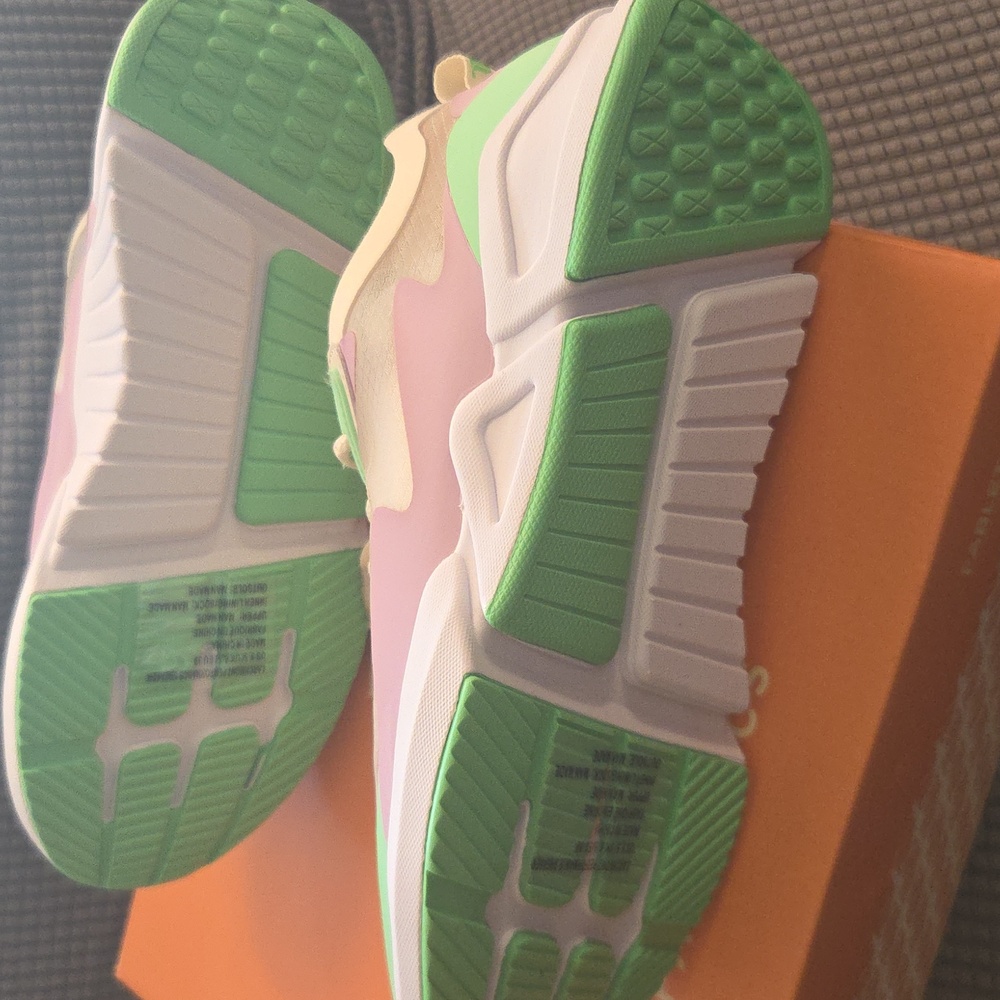 Performance Sneakers - Picture 4 of 4